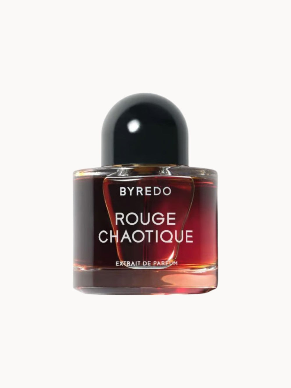 Rouge Chaotique von BYREDO – ein intensiver Oud-Gourmand-Duft mit Noten von Safran, Praline und Pflaume. Pure Essenz, sinnlich und langanhaltend.
