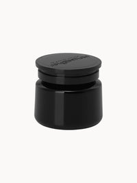 Schwarzer Kosmetiktiegel mit Deckel, Produktname ‚La potion infinie‘ von ARGENTUM sichtbar auf dem Deckel.