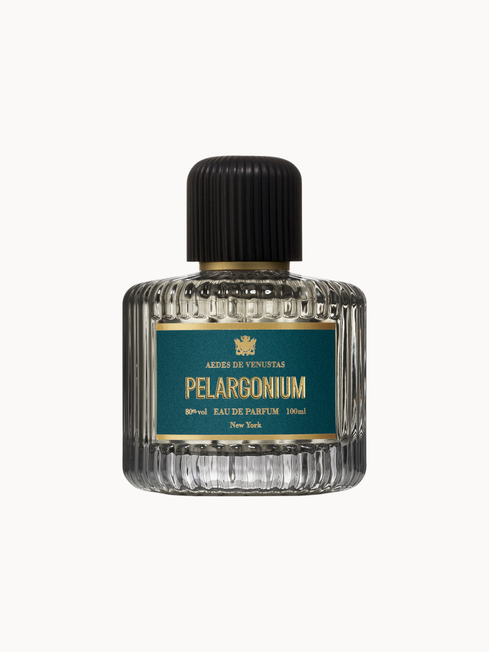 Flakon von AEDES DE VENUSTAS Pelargonium Eau de Parfum – eleganter Glasflakon mit geriffelter Oberfläche, peacockblauem Etikett und mattschwarzem Verschluss.