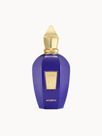 Accento von Xerjoff – ein intensiver, eleganter Unisex-Duft mit Ananas, Hyazinthe, Jasmin und Vanille. Fruchtig, floral und sinnlich – Luxus trifft auf zeitlose Raffinesse.