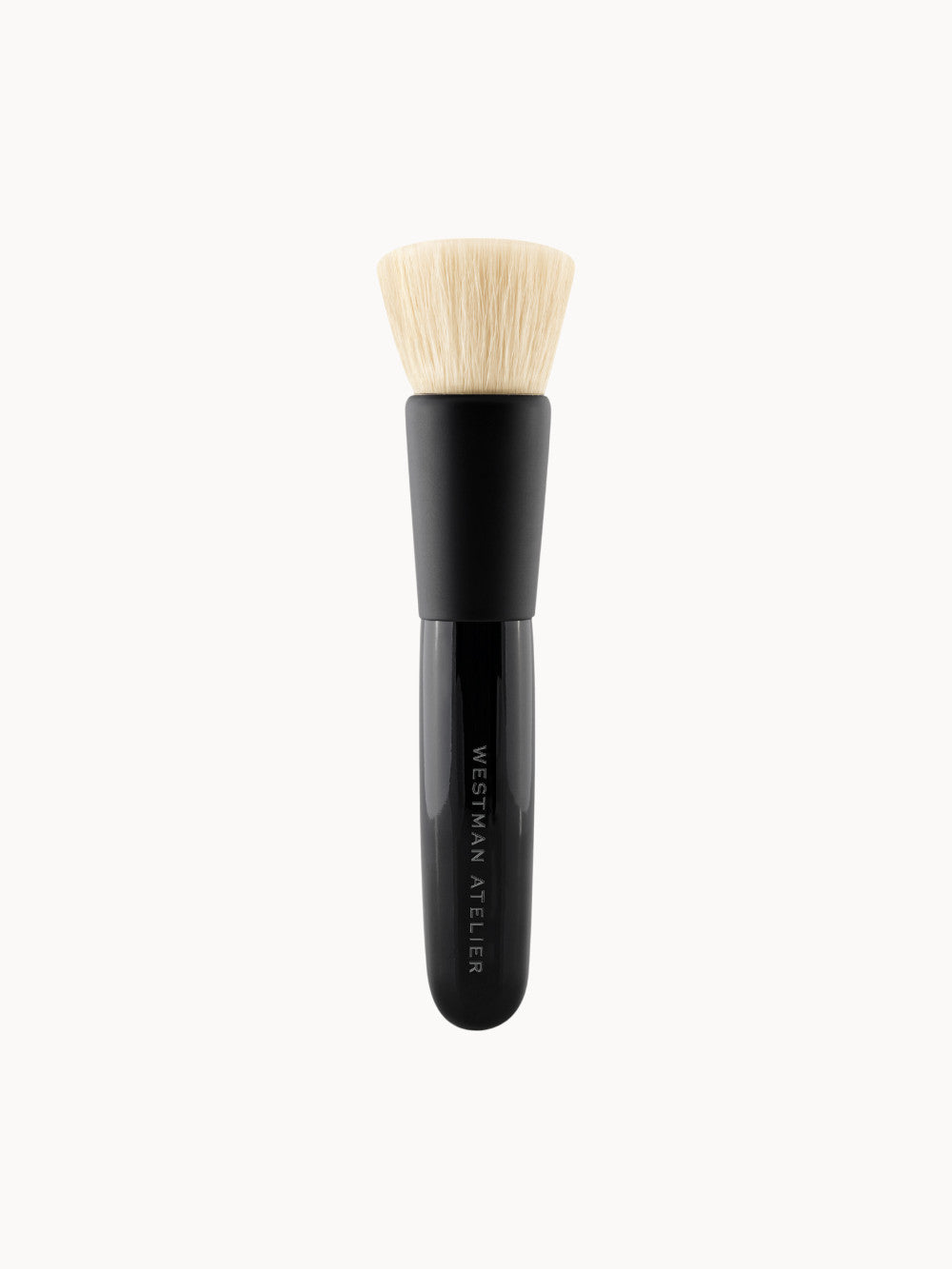 Blender Brush von Westman Atelier – luxuriöser, handgefertigter Make-up-Pinsel mit kurzem, schwarzem Griff und dichten, flachen Borsten.