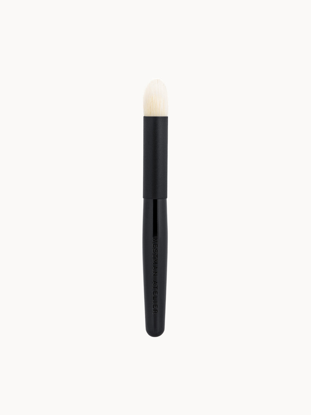 Westman Atelier Eye Shadow Brush II – abgerundeter, weicher Lidschattenpinsel mit kurzem, schwarzem Griff und feinen Naturborsten zum Verblenden von Eyeshadow.