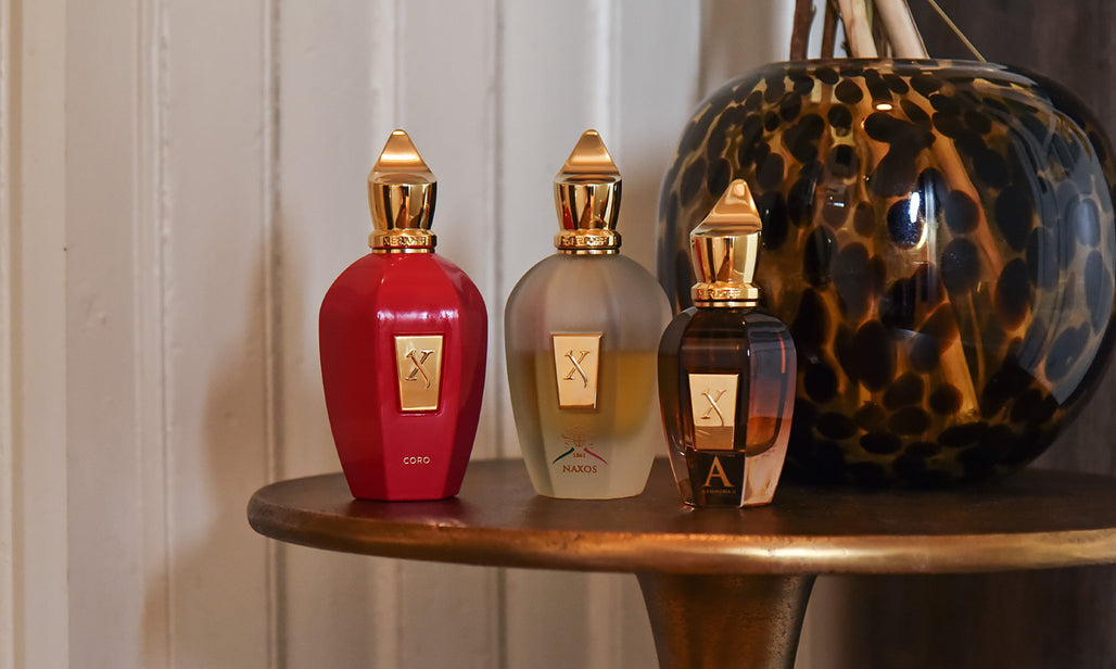 Luxuriöser silber-goldener Flakon von Xerjoff vor Sternenhimmel und Mondlandschaft