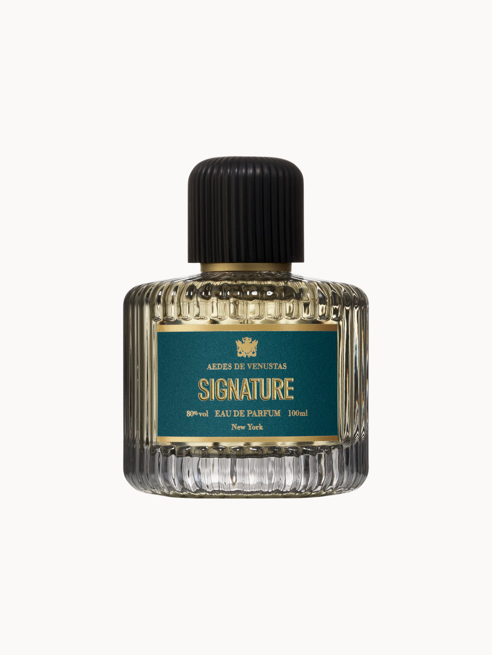 Flakon des AEDES DE VENUSTAS Signature Eau de Parfum – luxuriöses Parfum mit grün-goldenem Etikett und geriffeltem Glasdesign.